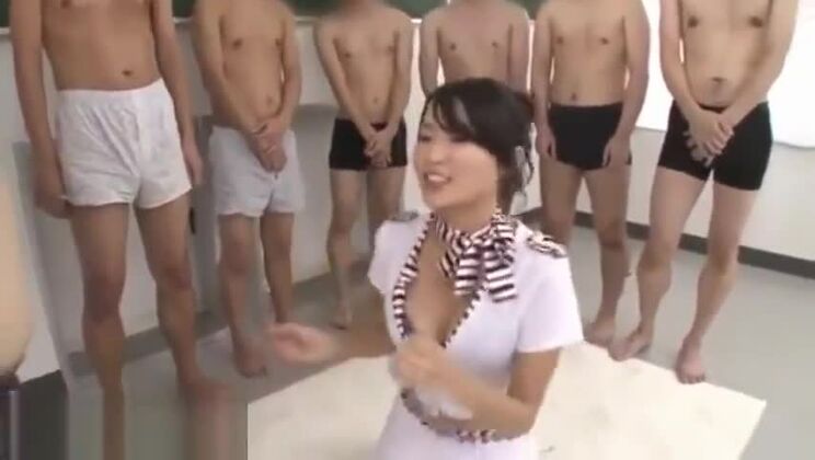 Seductive Japanese slut like to have a fetish fun