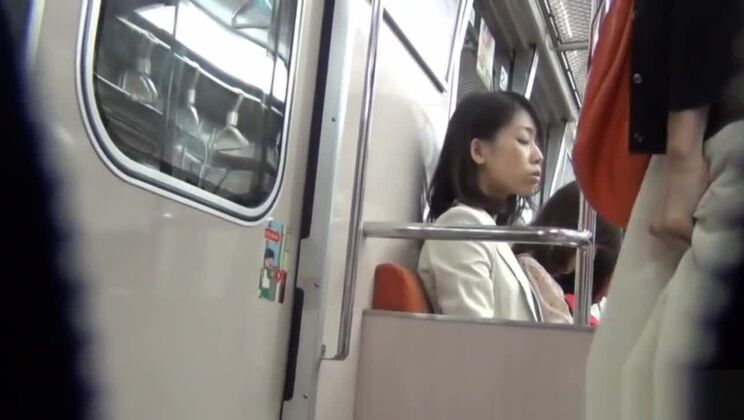 Sexy Japanese harlot perfroming in pissing XXX video in public