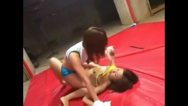 Winsome asian lady like to have a fetish fun