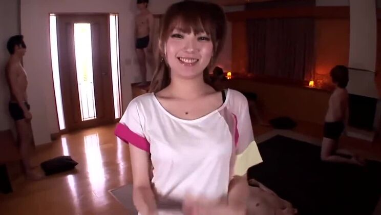 天海つばさがおいしそうに精子をごっくん swallow