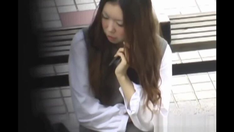 Japanese teen gushes piss