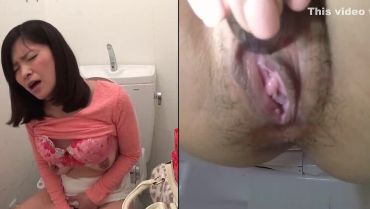 Japanese ho rubs pussy